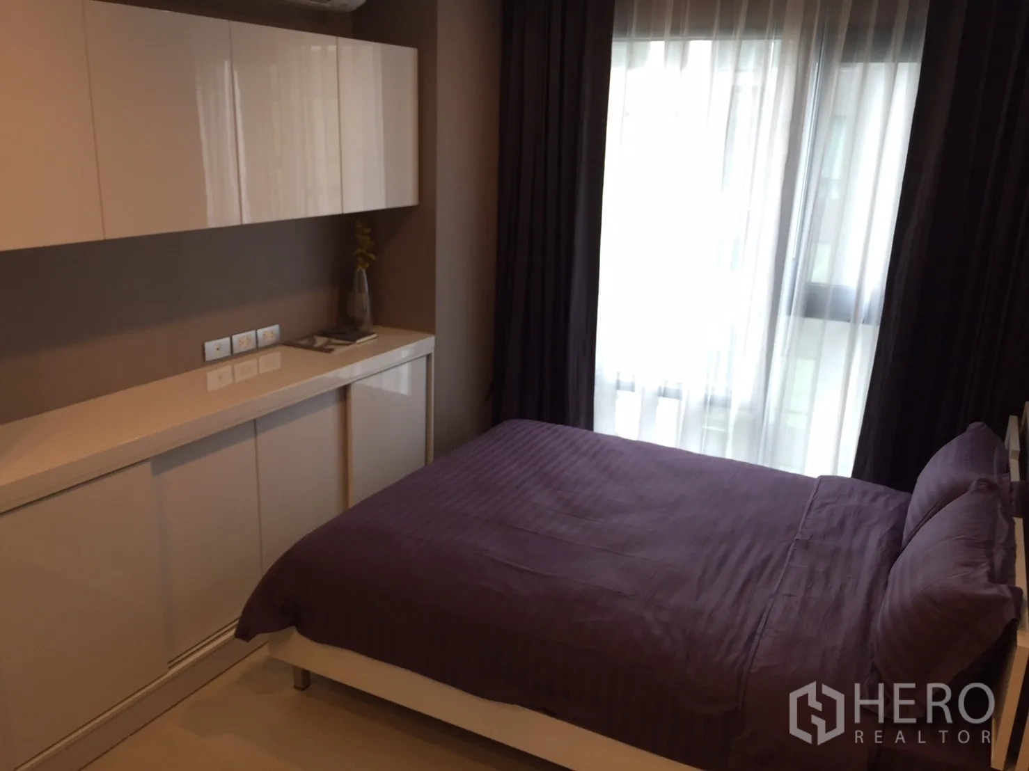 คอนโด ให้เช่าในKhlong Toei, Bangkok - ห้องนอนผ้าปูสีม่วง ตู้บิลต์อินเงา และผ้าม่านโปร่งกับหน้าต่างบานใหญ่