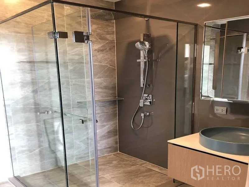 คอนโด ให้เช่าในWatthana, Bangkok - ห้องน้ำร่วมสไตล์โมเดิร์น ตู้อาบน้ำกระจกและเคาน์เตอร์อ่างกลม