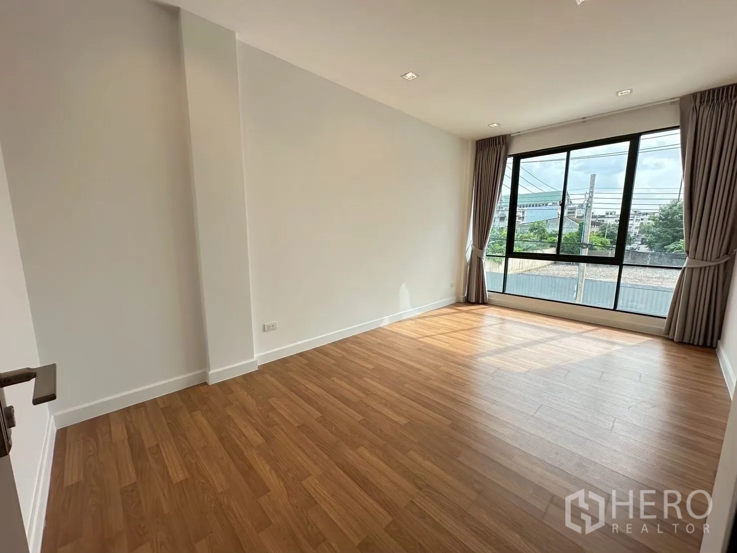 สำนักงานที่บ้าน for rent in Lat Phrao, Bangkok - ห้องนอนรับแสงธรรมชาติ หน้าต่างบานกว้าง พื้นไม้ และผ้าม่าน.