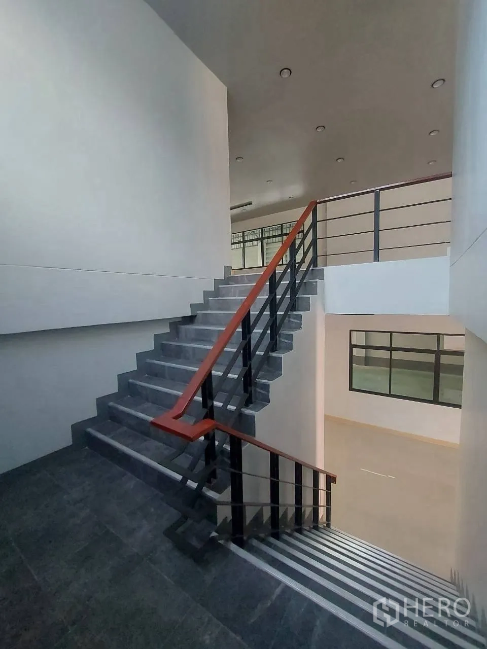 工厂 for rent in Krathum Baen, Samut Sakhon - 室内楼梯，金属扶手通往楼上办公室。