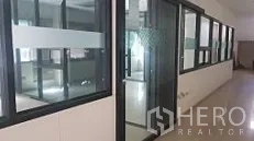 โรงงาน ขายในLam Luk Ka, Pathum Thani - โถงสำนักงานกั้นกระจก มองเห็นพื้นที่ทำงานภายใน