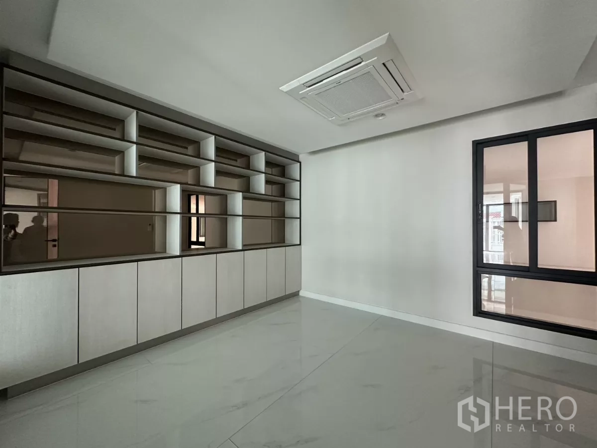 联排别墅 出租在Watthana, Bangkok - 近景展示定制柜与吊顶嵌入式空调。