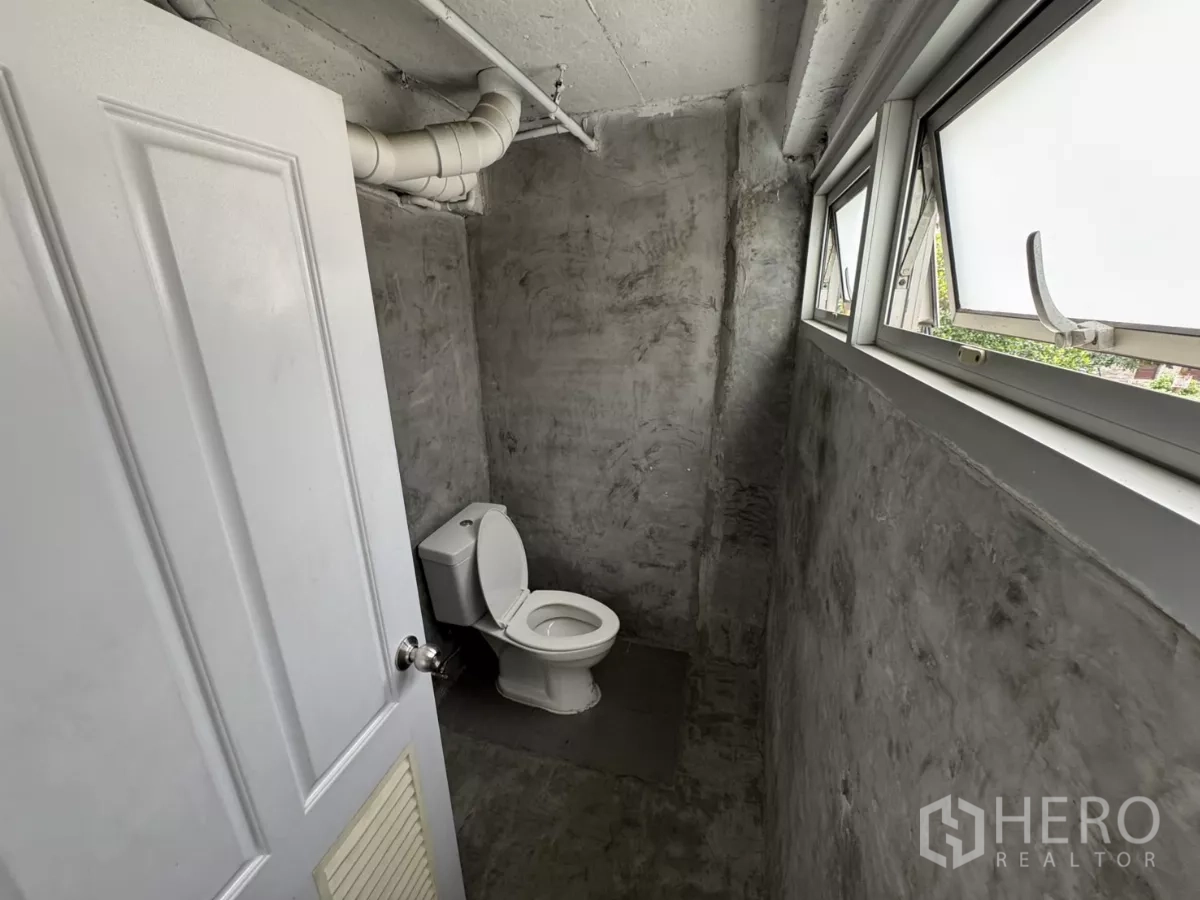 店屋 出租在Wang Thonglang, Bangkok - 带磨砂外翻窗与外露管道的卫生间。