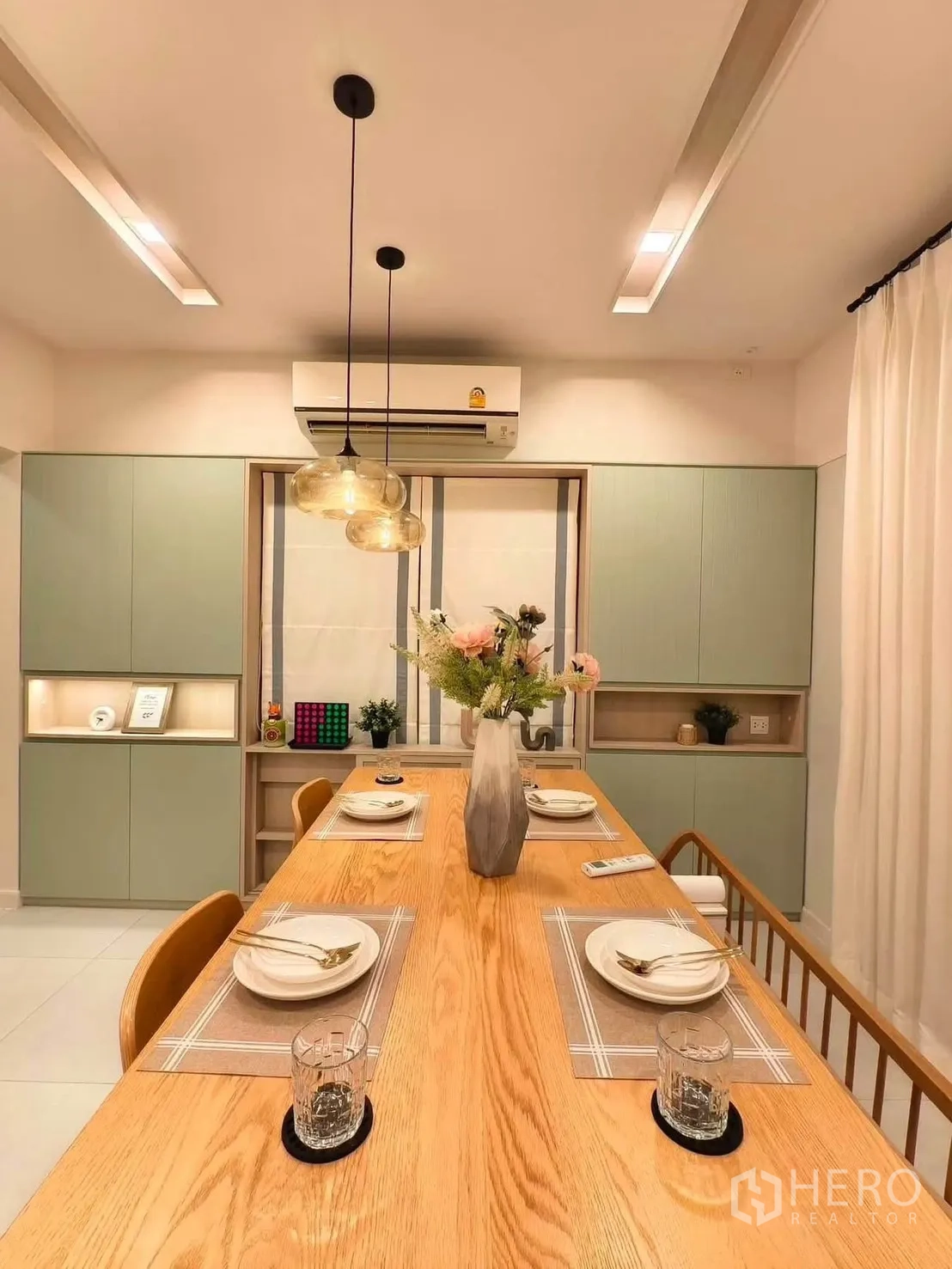 独栋房屋 for rent in Bang Phli, Samut Prakan - 餐厅设长木桌与吊灯，已摆放餐具。