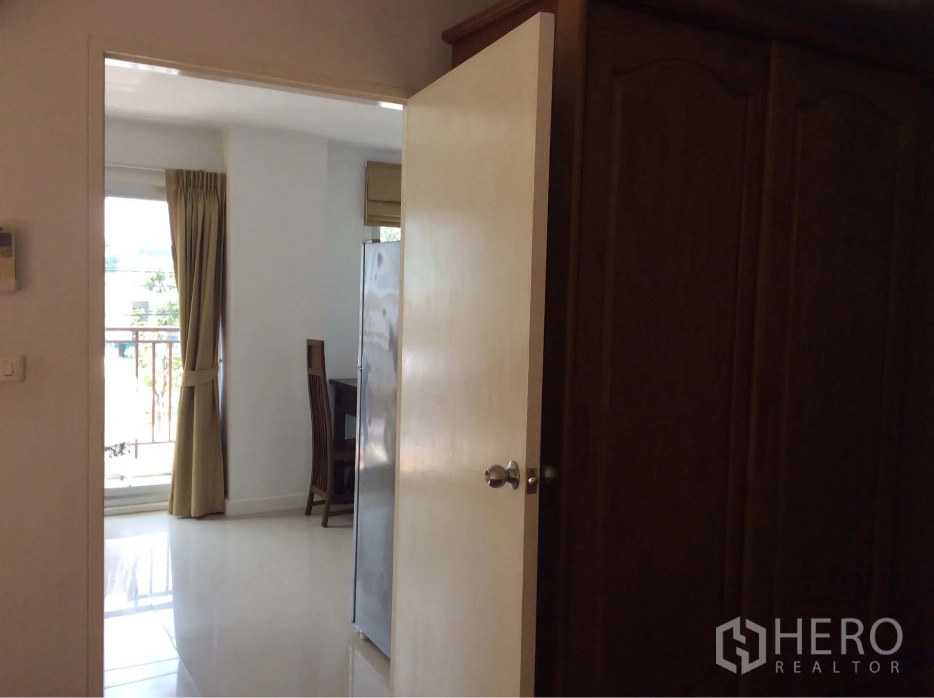 คอนโด ขายในPathum Wan, Bangkok - มุมมองจากห้องนอนไปยังห้องนั่งเล่น ระเบียง และตู้เย็นสเตนเลส