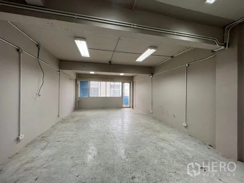 店屋 出租 - 后场空房，设日光灯、电源插座与窗户。