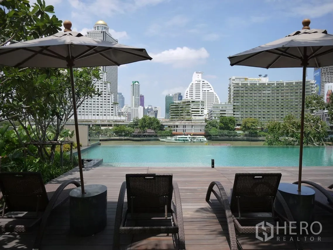 คอนโด ให้เช่าหรือขายในKhlong San, Bangkok - สระว่ายน้ำอินฟินิตี้พร้อมเตียงอาบแดด มองเห็นสกายไลน์ฝั่งแม่น้ำ