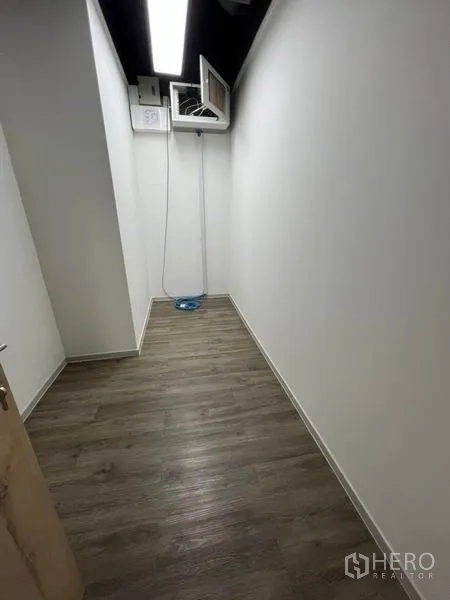 办公空间 出租在Khlong Toei, Bangkok - 狭窄储物/机柜间，带电箱与长条灯