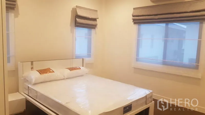 独立式住宅 出租在Saphan Sung, Bangkok - 温馨次卧，双窗与布艺罗马帘，配大床。