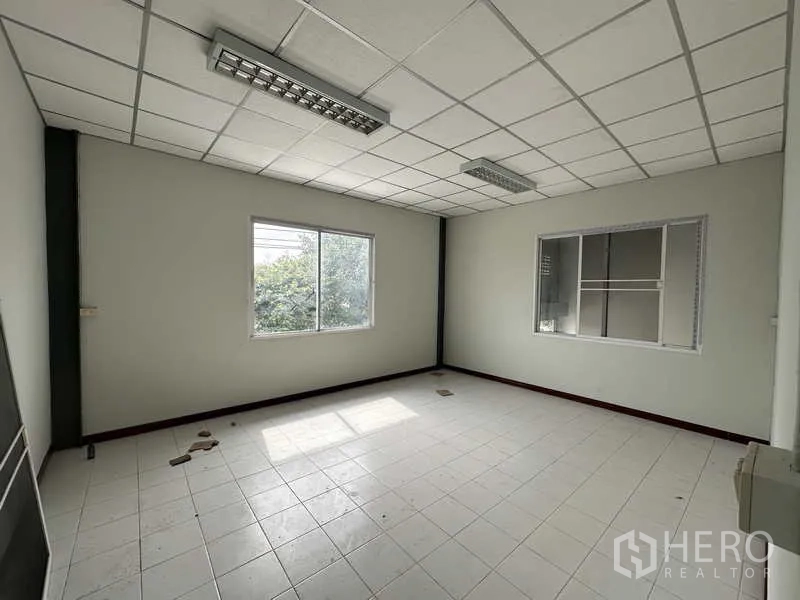 คลังสินค้า ให้เช่าในPak Kret, Nonthaburi - ห้องออฟฟิศชั้นบน มีหน้าต่างบานใหญ่และฝ้าทีบาร์