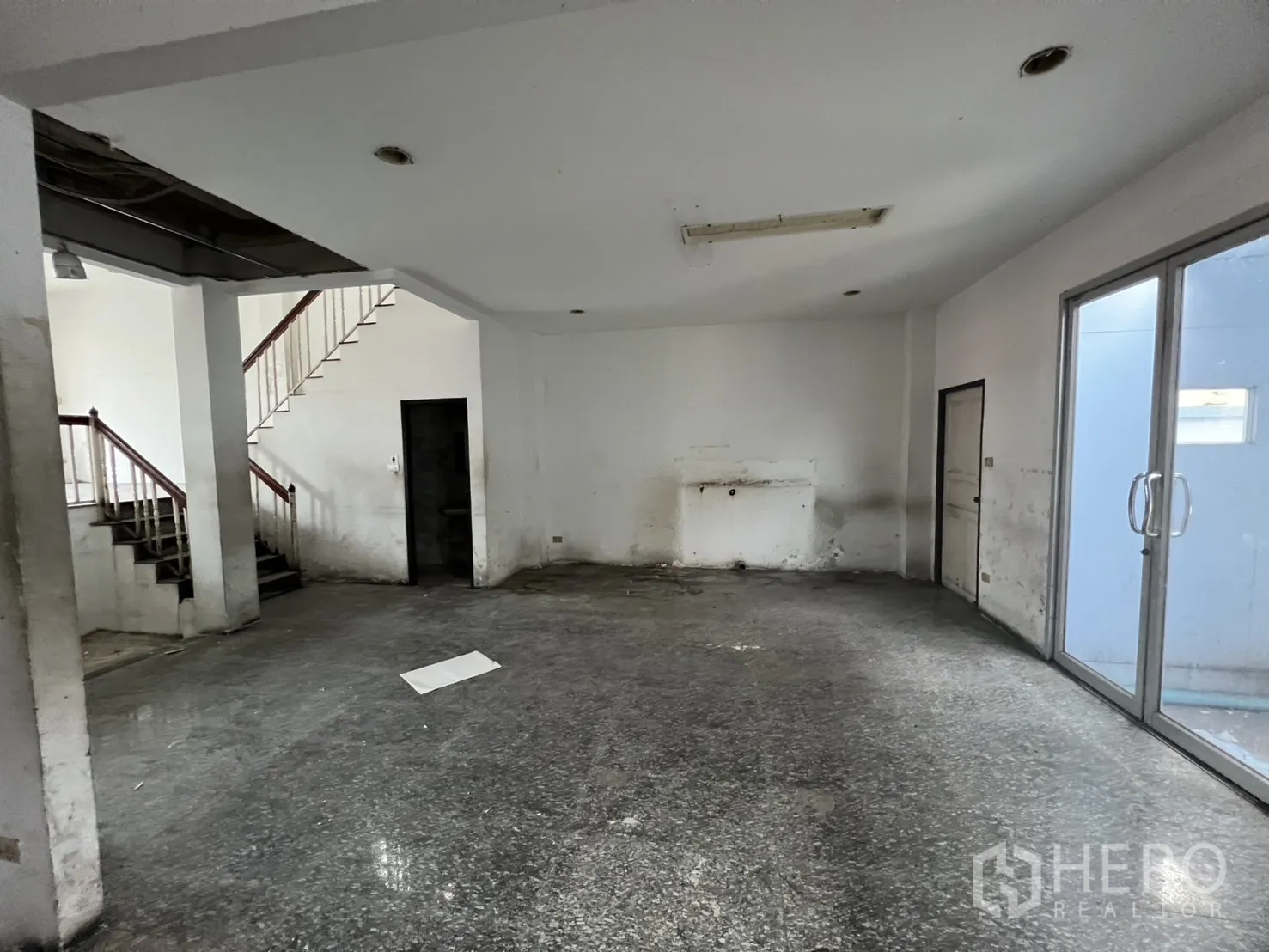 อาคารพาณิชย์ ให้เช่าในWatthana, Bangkok - พื้นที่ชั้นล่างมีบันได ประตูกระจกคู่ และพื้นกระเบื้อง เหมาะทำร้านค้า