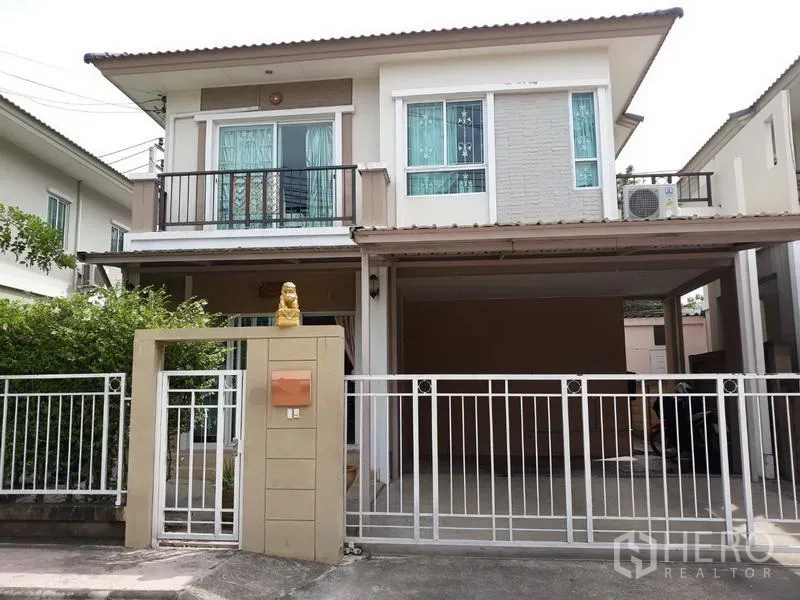 Detached House for rent in Suan Luang, Bangkok - Two-storey detached house exterior with gated fence, balcony and covered carport in Suan Luang, Bangkok