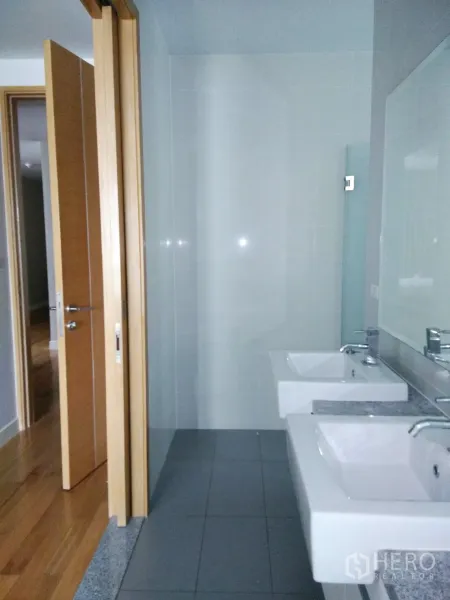 คอนโด ให้เช่าในKhlong Toei, Bangkok - ห้องน้ำสไตล์โมเดิร์น อ่างล้างหน้าคู่ กระจกบานใหญ่ และห้องอาบน้ำกระจก