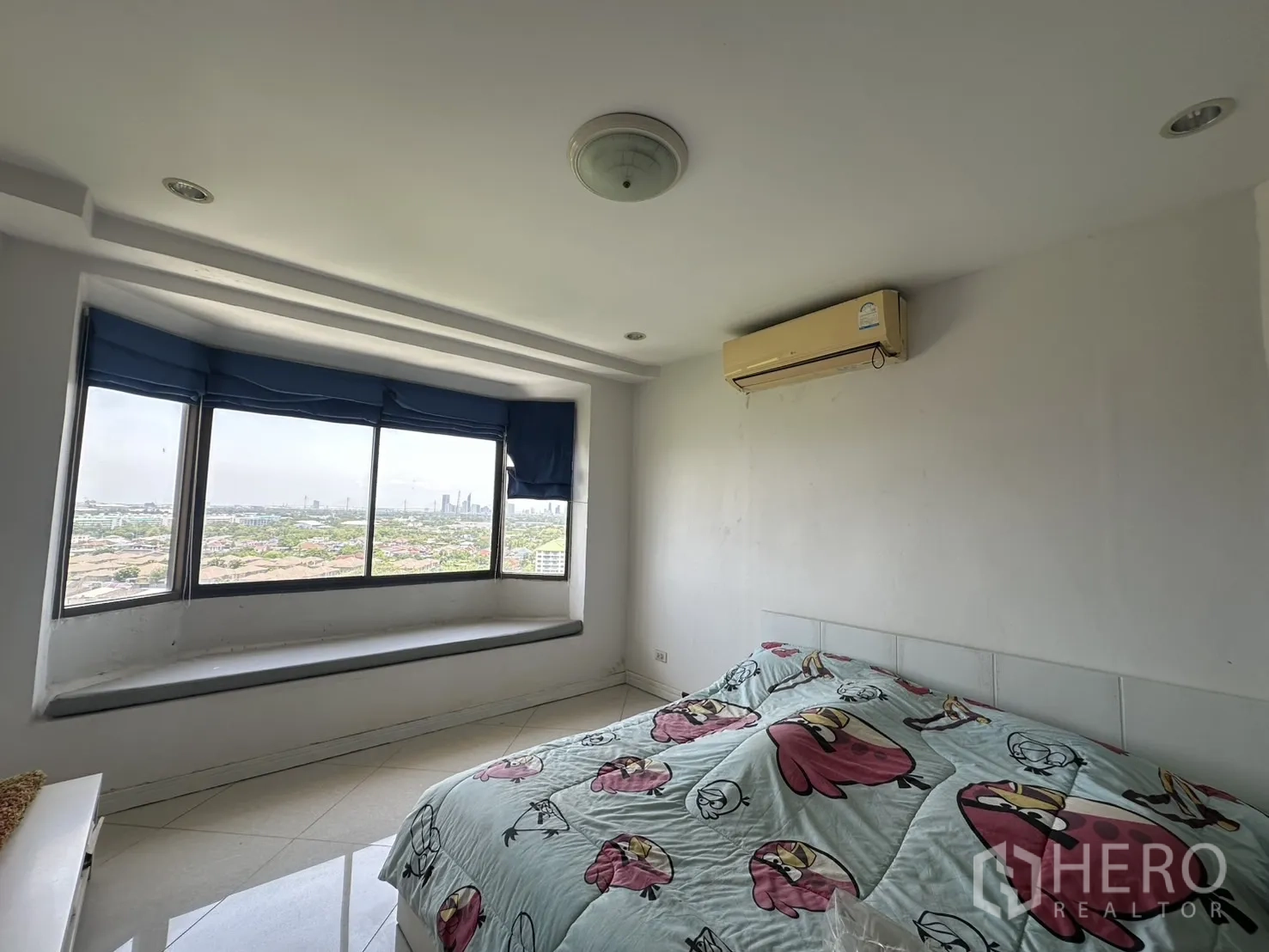 คอนโด ขายในBang Na, Bangkok - ห้องนอนสว่าง มีชานหน้าต่างยาว แอร์ และพื้นกระเบื้องเงา