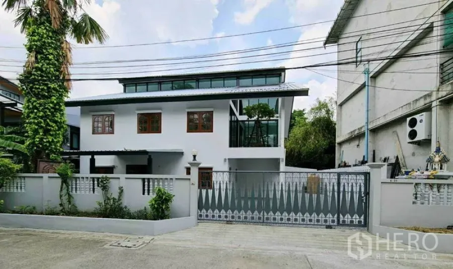 สำนักงานที่บ้าน ให้เช่าในLat Phrao, Bangkok - มุมมองหน้าบ้านของโฮมออฟฟิศสีขาว รีโนเวทใหม่ พร้อมรั้วและประตูบานใหญ่