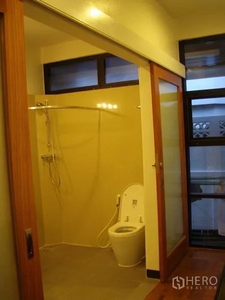 บ้าน ให้เช่าในHuai Khwang, Bangkok - ห้องน้ำขนาดกะทัดรัด มีพื้นที่อาบน้ำแบบฝักบัว โถสุขภัณฑ์ และประตูบานเลื่อนกระจกไม้