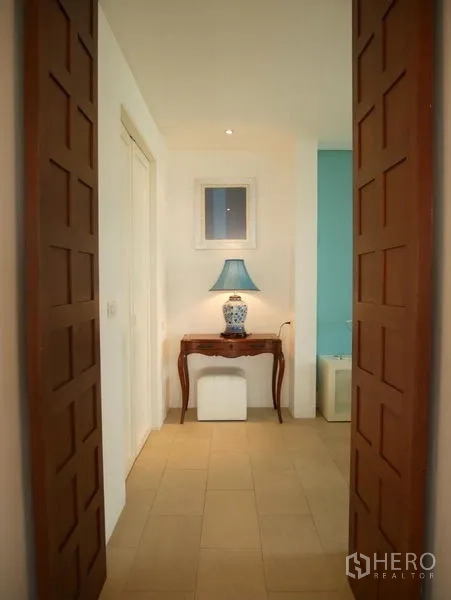 คอนโด ให้เช่าในKhlong Toei, Bangkok - โถงทางเข้าพร้อมวงกบไม้และโต๊ะคอนโซล