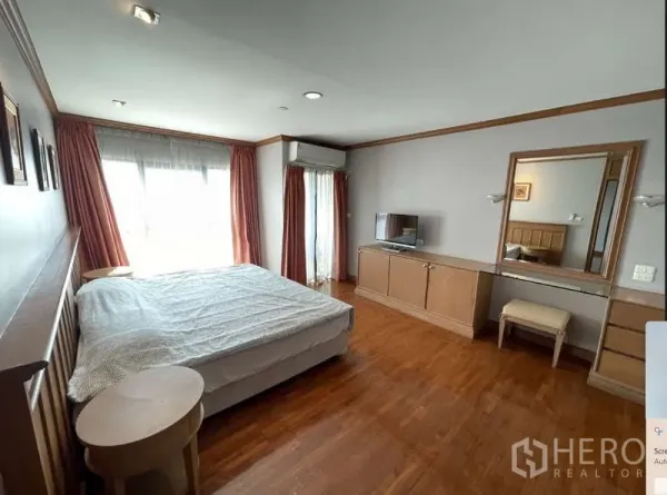 คอนโด ให้เช่า - ห้องนอนสว่าง พร้อมหน้าต่างขนาดใหญ่ ผ้าม่าน ตู้บิลท์อิน โต๊ะเครื่องแป้ง และเตียงคิงไซซ์