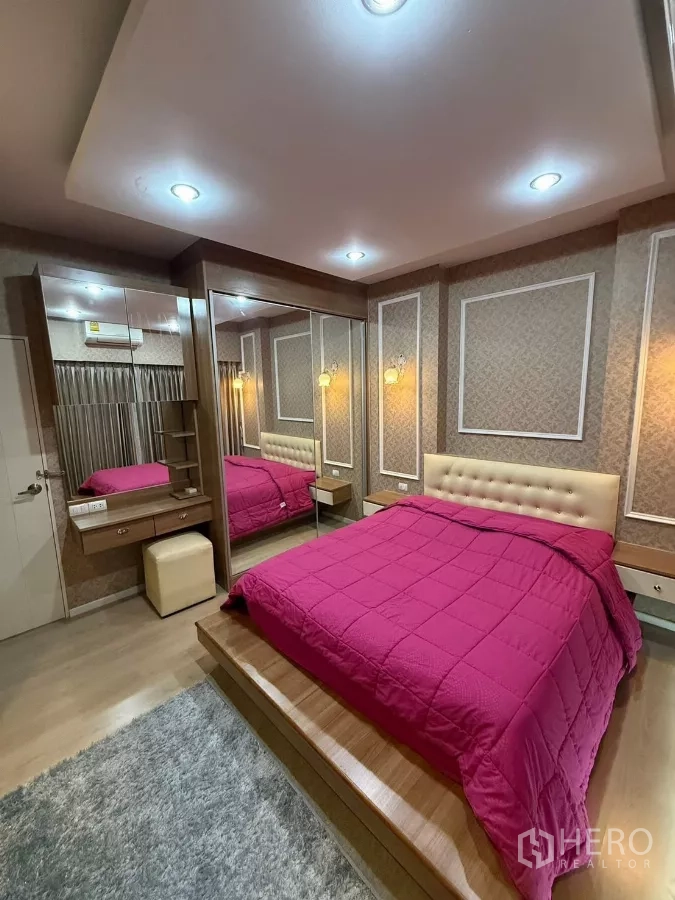 ทาวน์เฮาส์ ให้เช่าในSuan Luang, Bangkok - ห้องนอนที่สาม เตียงยกระดับ ผ้าห่มสีชมพู และผนังตกแต่งกระจก