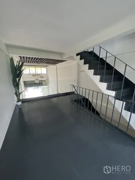 店屋 出租或出售在Watthana, Bangkok - 夹层平台与金属楼梯、栏杆，俯瞰前厅。