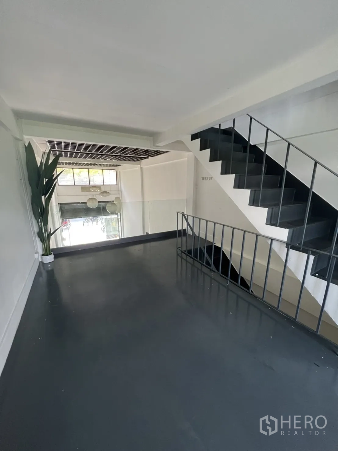 店屋 出租或出售在Watthana, Bangkok - 夹层平台与金属楼梯、栏杆，俯瞰前厅。