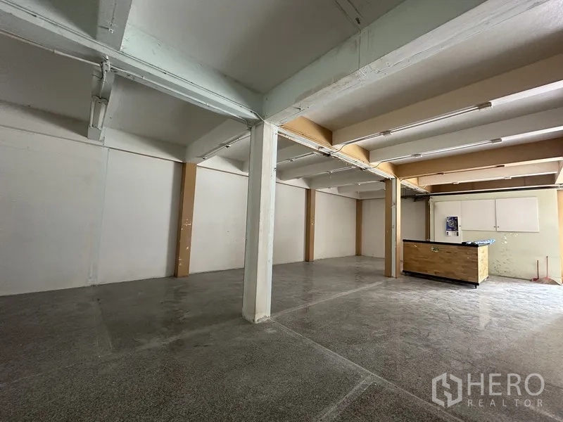 พื้นที่ขายของ for rent in Bang Rak, Bangkok - ภายในแบบเปิดโล่ง กว้างขวาง คานและเสารับน้ำหนัก พร้อมพื้นหินขัด