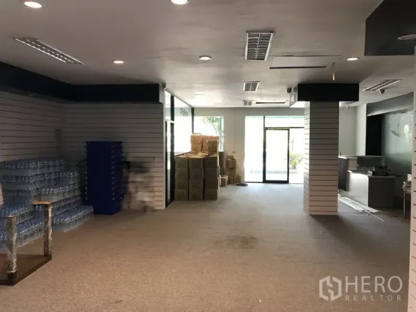 零售空间 出租在Khlong Toei, Bangkok - 开放式零售展示区，地毯地面、吊顶照明与玻璃入口