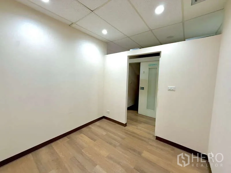 办公空间 出租在Chatuchak, Bangkok - 小房间，木地板、筒灯并通往走廊