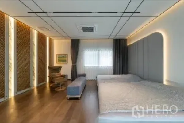 บ้าน ขายในLam Luk Ka, Pathum Thani - ห้องนอนกว้าง เตียงคู่ ไฟซ่อนและพื้นไม้