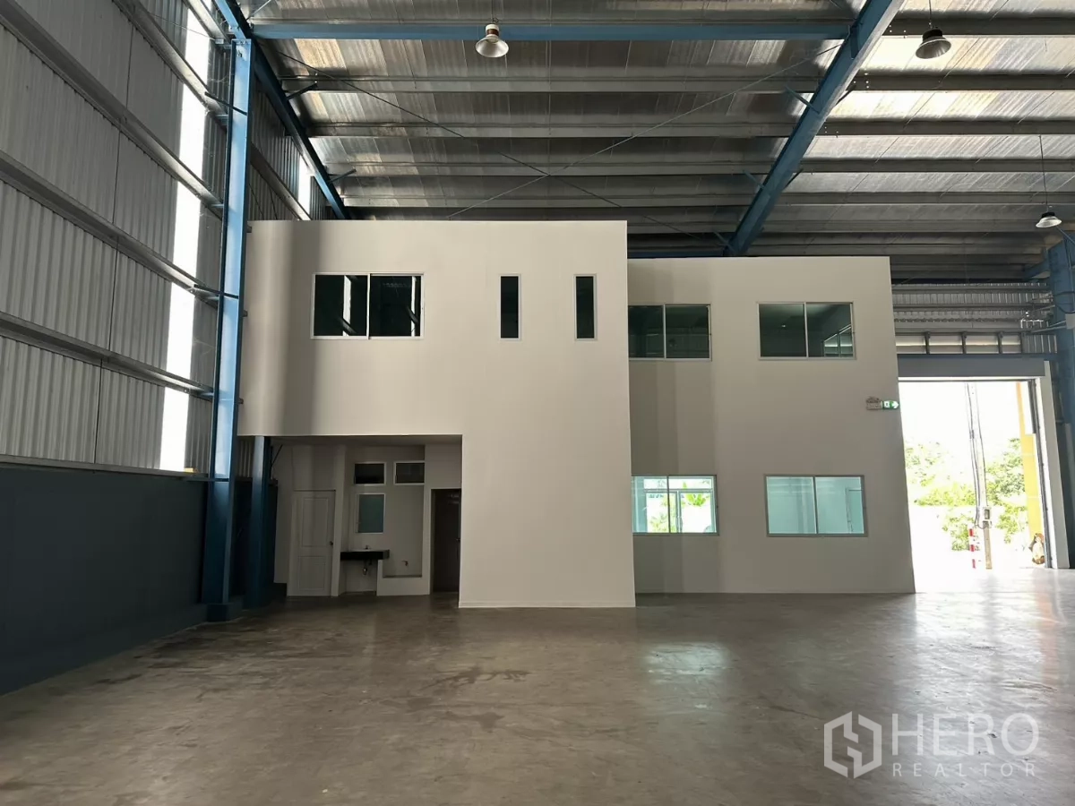 โรงงาน ให้เช่าในBang Phli, Samut Prakan - ใกล้ชิดบล็อกสำนักงาน 2 ชั้นภายในตัวโกดัง