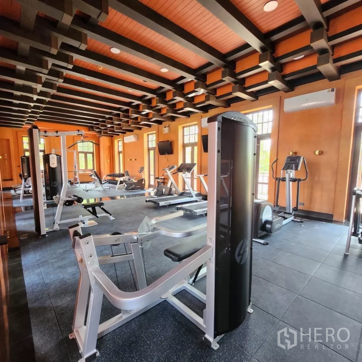 独立式住宅 出租或出售在Mueang Nonthaburi, Nonthaburi - 住户健身房，配力量与有氧设备，装饰横梁天花。