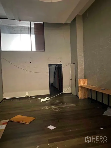 อาคารพาณิชย์ ให้เช่าในHuai Khwang, Bangkok - โถงหน้าร้านเพดานสูง มีช่องกระจกชั้นลอย ประตูภายใน และเคาน์เตอร์บิวต์อิน