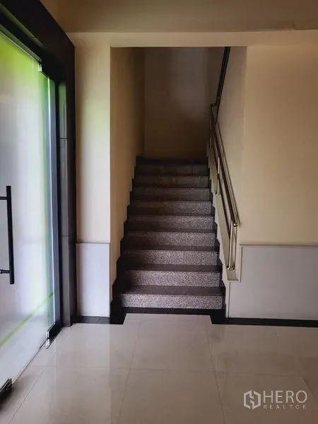 办公空间 出租在Khlong Toei, Bangkok - 室内楼梯配金属扶手，从大堂通往楼上。