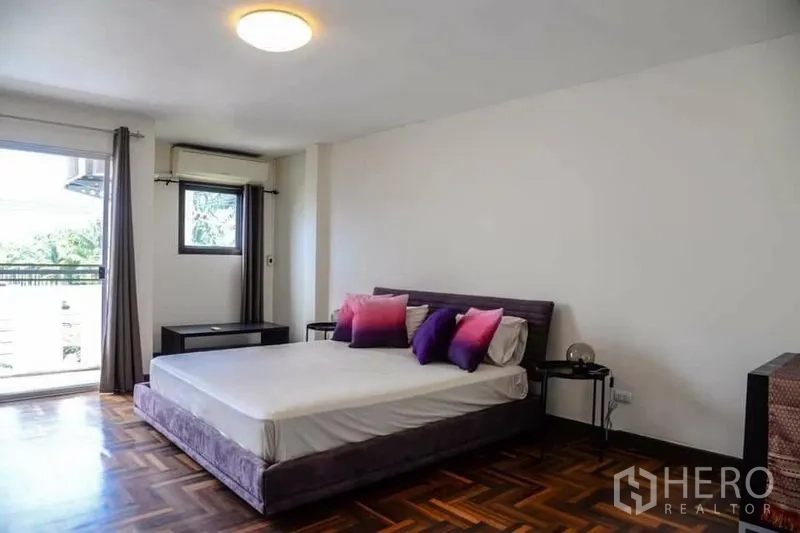 สำนักงานที่บ้าน ให้เช่าในMin Buri, Bangkok - ห้องนอนที่สอง พื้นปาร์เกต์ ประตูออกระเบียง พร้อมเฟอร์นิเจอร์แบบมินิมอล