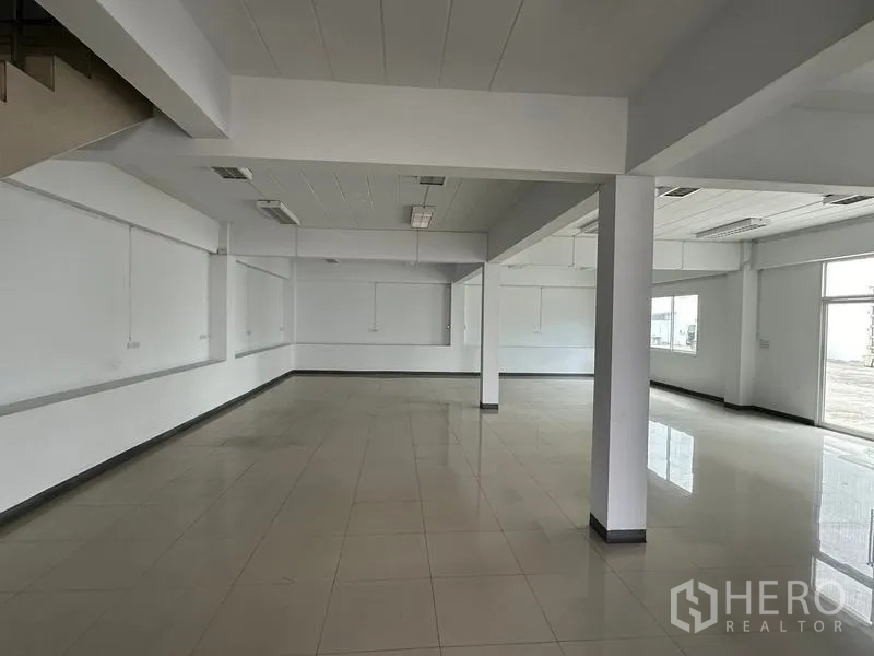 คลังสินค้า ให้เช่าในPhra Nakhon Si Ayutthaya - มุมกว้างของสำนักงาน พื้นแกรนิตโต้ เฟรมเสา และแสงธรรมชาติ