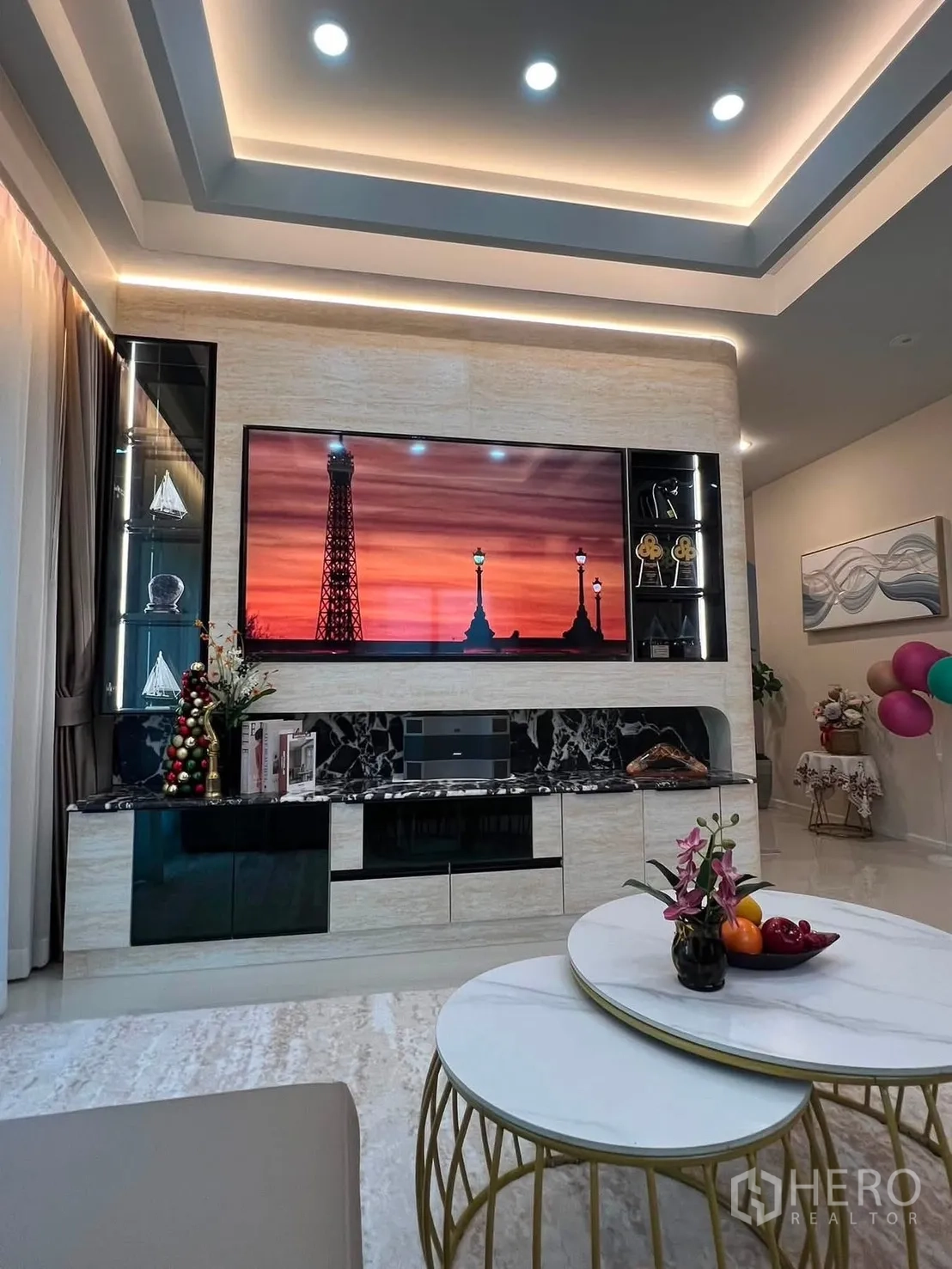 Detached House for rent in Bang Phli, Samut Prakan - Stylish living room with built-in TV wall, ceiling lights, and round coffee tables.