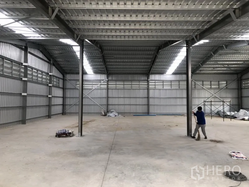 货栈 出租在Lak Si, Bangkok - 钢柱清爽跨距空间，配有自然采光板。