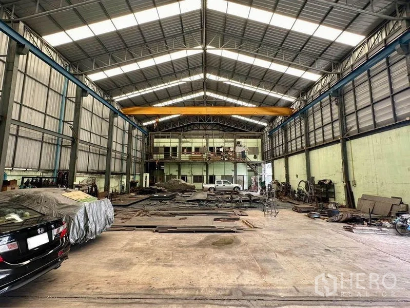 คลังสินค้า ขายในBang Bon, Bangkok - ภายในโกดังหันไปยังชั้นลอยสำนักงานและโซนขนถ่าย พื้นคอนกรีต