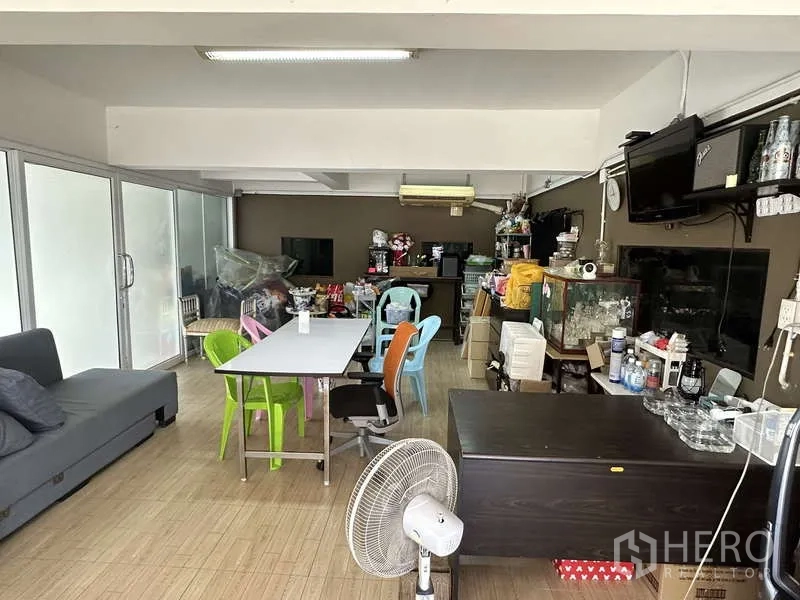 Home Office for sale in Lam Luk Ka, Pathum Thani - Ground-floor multipurpose room with sliding glass walls, tables and storage