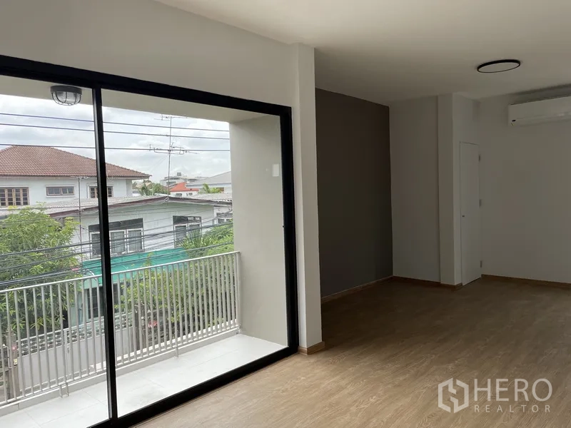 สำนักงานที่บ้าน ให้เช่าในKhlong Toei, Bangkok - ห้องชั้นบนมีประตูกระจกสไลด์ออกสู่ระเบียงมองเห็นชุมชน