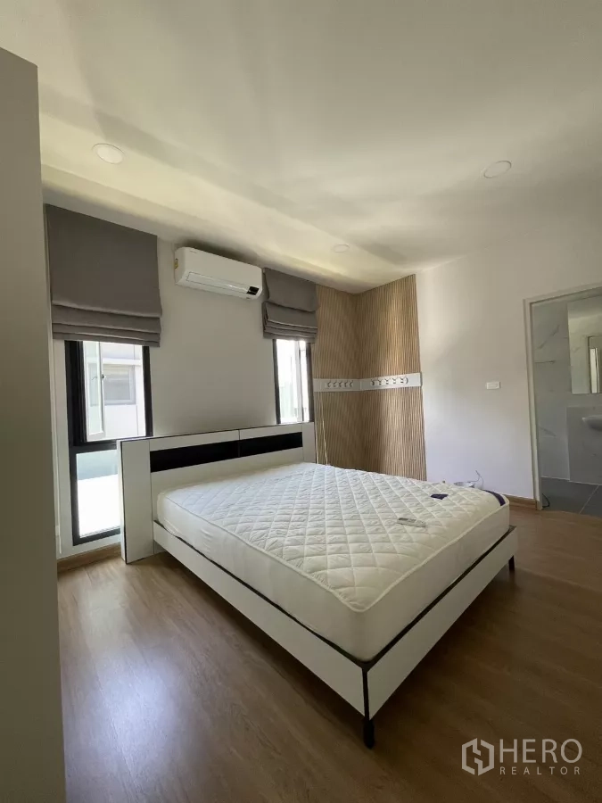 Detached House for rent in Bang Phli, Samut Prakan - Bedroom with bed and doorway to en-suite bathroom.