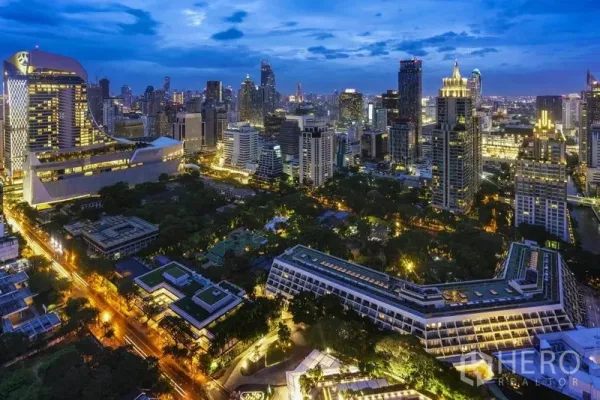 คอนโด ขายในPathum Wan, Bangkok - ทิวทัศน์สกายไลน์ย่านปทุมวัน กรุงเทพฯ ยามค่ำ พร้อมแสงไฟเมืองและพื้นที่สีเขียว ใกล้ BTS เพลินจิต