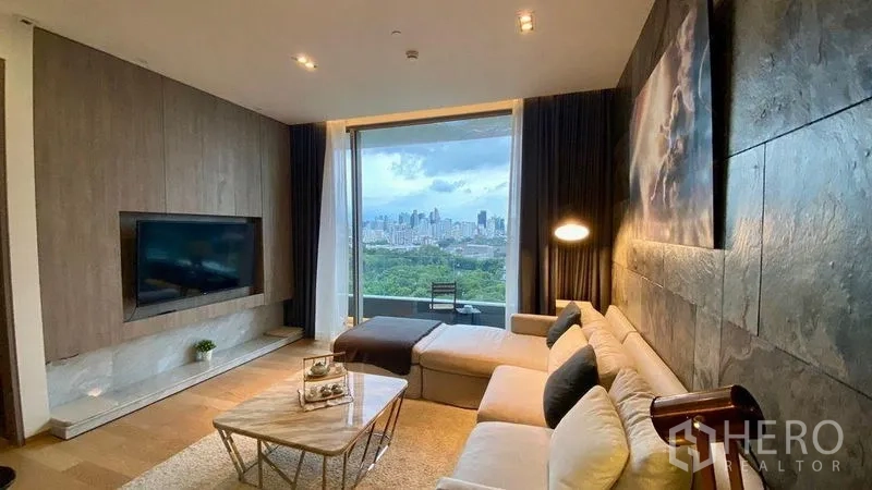 公寓 出租或出售在Bang Rak, Bangkok - 客厅通向阳台，可眺望公园及城市天际线