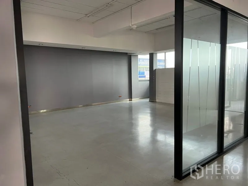 Office Space for rent in Mueang Samut Prakan, Samut Prakan - Clean office zone with polished floors and frosted glass partitions.