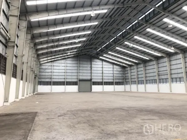 货栈 出租在Phra Nakhon Si Ayutthaya - 宽敞仓库内部，高钢桁架屋顶与天窗，通透开阔。
