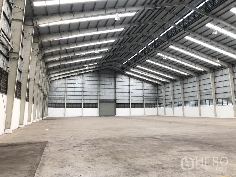 货栈 出租在Phra Nakhon Si Ayutthaya - 宽敞仓库内部，高钢桁架屋顶与天窗，通透开阔。