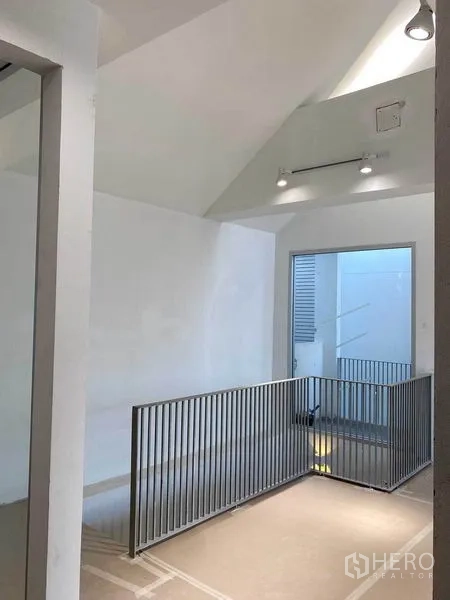 สำนักงานที่บ้าน ให้เช่าในPhra Khanong, Bangkok - ชานพักบันไดพร้อมราวเหล็กและสกายไลท์ ให้แสงส่องเข้าภายใน