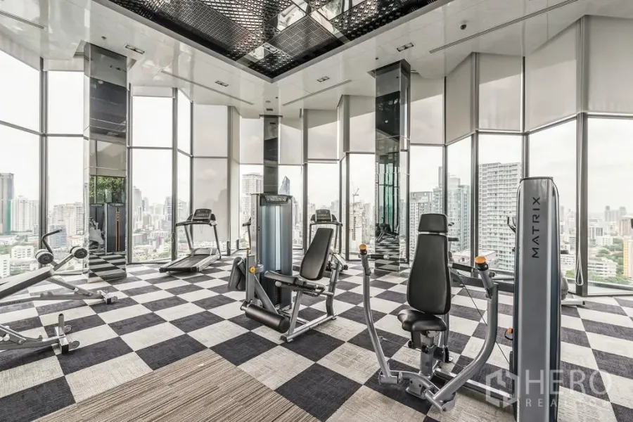 คอนโด ให้เช่าหรือขายในKhlong Toei, Bangkok - ห้องฟิตเนสกระจกสูงรอบด้าน พร้อมเครื่องเล่น มองเห็นวิวสกายไลน์