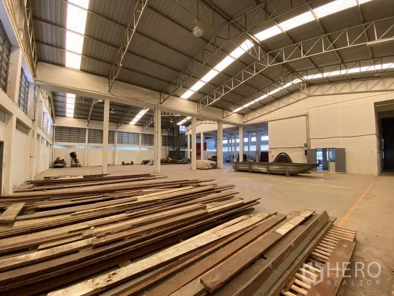 工厂 出售在Bang Phli, Samut Prakan - 大型厂房大厅，通风窗与高屋顶