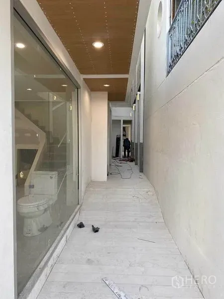 สำนักงานที่บ้าน ให้เช่าในPhra Khanong, Bangkok - โถงทางเดินภายนอกมุงฝ้าไม้ ผนังกระจกเต็มบาน แสงสว่างแบบดาวน์ไลท์